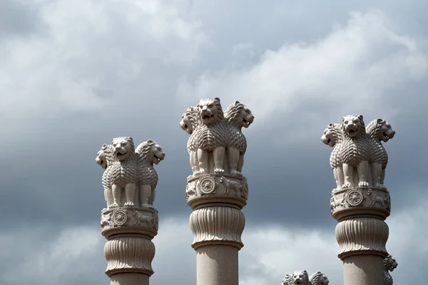 Bintan Adası 'ndaki Ksitigarbha Bodhisattva Tapınağı' ndaki aslan heykeli gökyüzüne karşı.