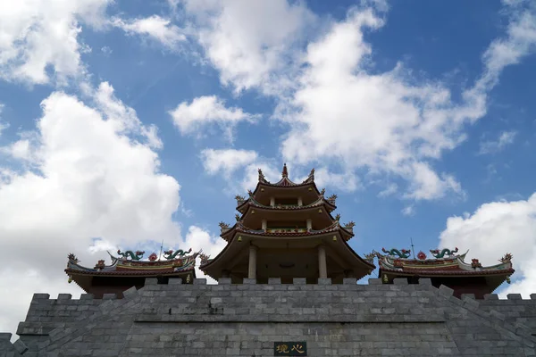 Vihara Ksitigarbha Bodhisattva Tapınağı 'nın girişi gökyüzüne karşı