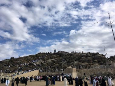 Gün boyunca Jabal Rahmah 'taki insanların geniş açı görüntüsü