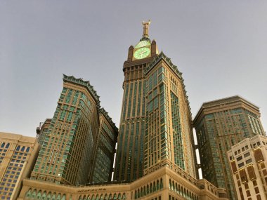 Gün boyunca Abraj Al Yemi 'nin geniş açı görüntüsü