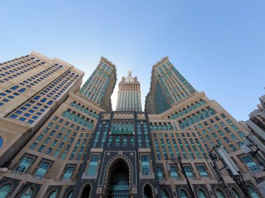 Abraj Al Yem Alışveriş Merkezi 'nin geniş açılı görüntüsü mavi gökyüzüne karşı