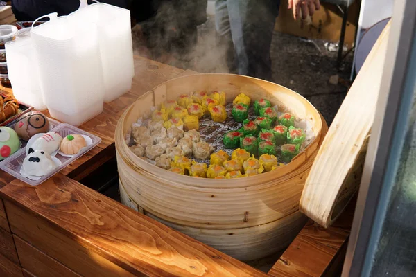 Ahşap konteynırda birden fazla çeşit Dim Sum 'un üst görünümü