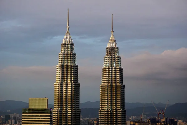 Blisko Widok Petronas Twin Tower Lub Klcc Podczas Zmierzchu — Zdjęcie stockowe