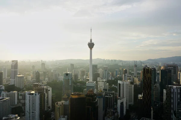 午後の間にKlタワーや他の高層ビルの美しい景色 — ストック写真