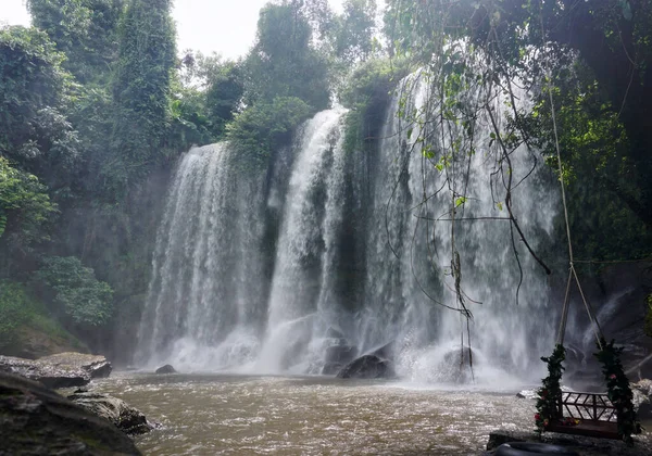 Gündüz vakti Phnom Kulen Ulusal Parkı 'ndaki şelale manzarası