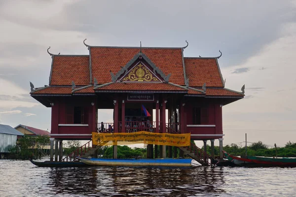 Pueblo Pescador Flotante Lago Tonle Sap Camboya Durante Puesta Del —  Fotos de Stock