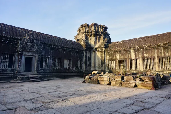 Gündüz vakti Siem Reap, Kamboçya 'da Angkor Wat mimarisinin görüntüsü