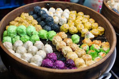 Gece pazarında satılan çok renkli dim sum çeşitliliği