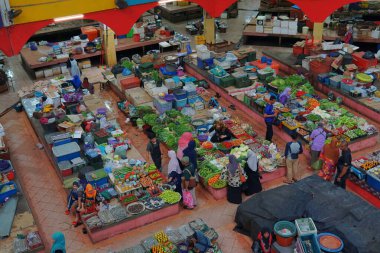 Yerel tüccarlar Pasar Siti Hatice 'de sebze ve kuru yiyecek satıyorlar.