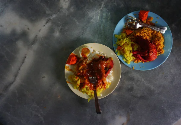 マレーシアの有名なハラルインドのイスラム教徒のおいしい料理ナシヴァンゲイと呼ばれる — ストック写真