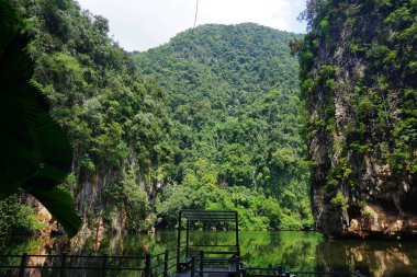 Malezya 'nın Ipoh kentinde Ayna Gölü denilen güzel bir göl manzarası.