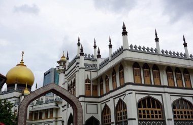 Singapur 'daki Sultan Camii' nin gökyüzüne bakan manzarasını kapatın.