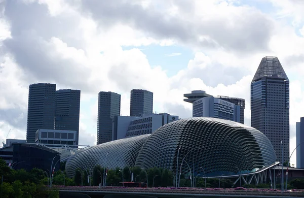 日中はシンガポールのベイにある劇場の眺め — ストック写真