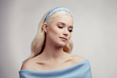 Mavi elbiseli güzel sarışın kız..