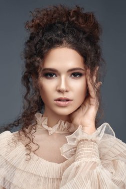 Kıvırcık esmer kadın portresi..