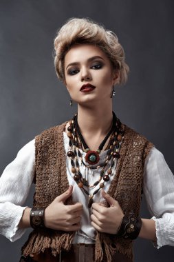 Steampunk tarzı kostümlü güzel sarışın kız.