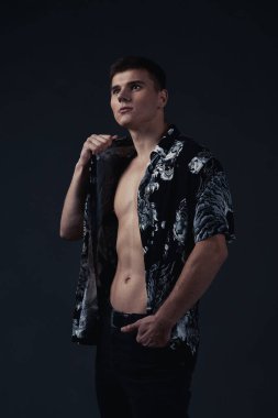 Gömlekli genç adam portresi