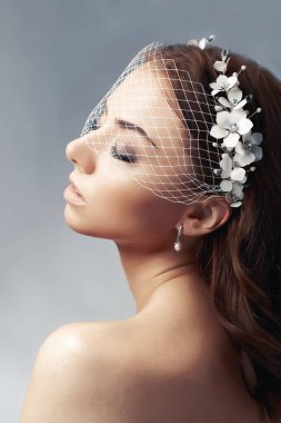 Kuş kafesi peçeli bir gelin portresi. 