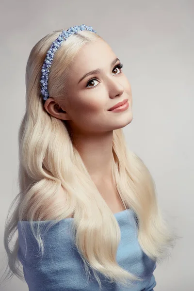 Diademle güzel sarışın kız.