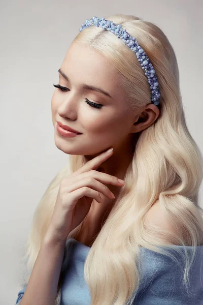 Mavi elbiseli güzel sarışın kız..