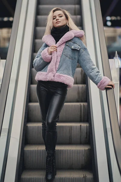 Alışveriş merkezindeki güzel sarışın kız.