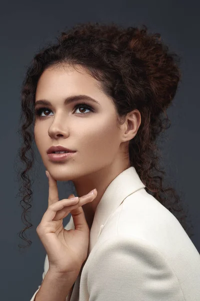 Kıvırcık esmer kadın portresi..