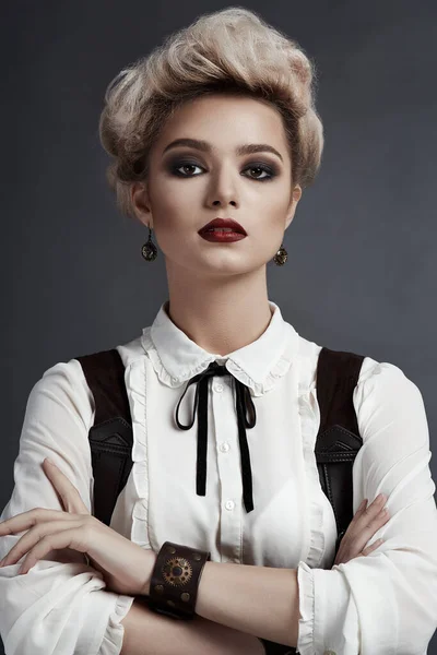 Steampunk tarzı kostümlü güzel sarışın kız.