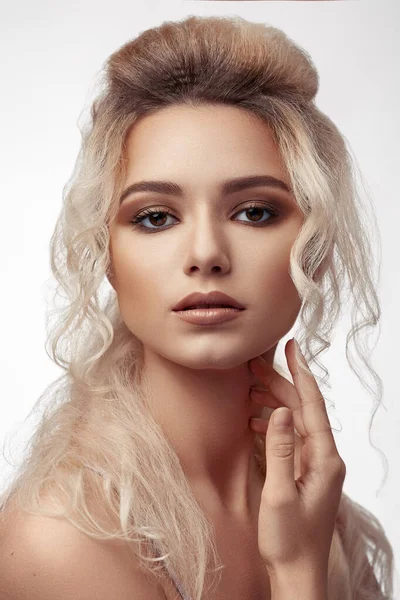 Güzel sarışın kız beyaz arka planda izole edilmiş.