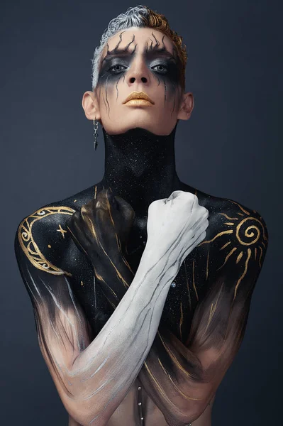 Bir adamın yüksek moda portresi..