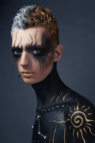 Bir adamın yüksek moda portresi..