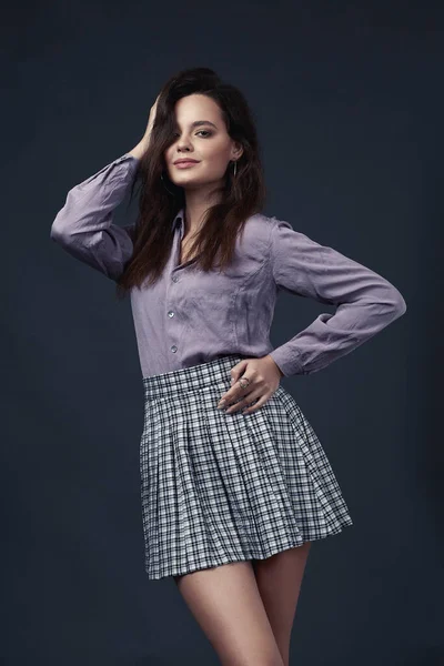 Pembe gömlekli, şık bir kız. 