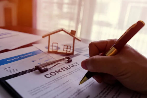 Immobiliare Agente Immobiliare Banker Writing Contratto Locazione Acquisto Casa Prestito — Foto Stock