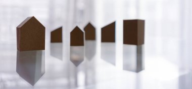 Sancak bulanık arkaplan ve kopyalama alanı. Aynada yansıması olan birçok model ev var. Mimarlık, inşaat, inşaat, gayrimenkul ve mülkiyet kavramı