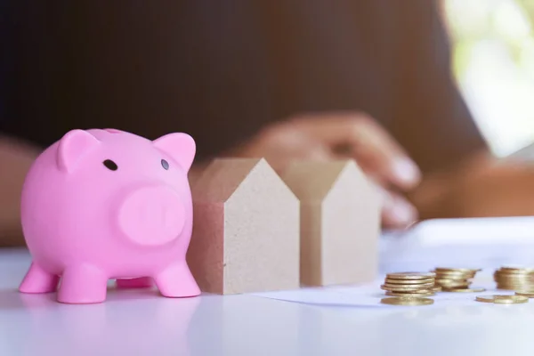 Conceito Poupança Financeira Pessoal Para Possuir Uma Casa Piggybank Modelo — Fotografia de Stock