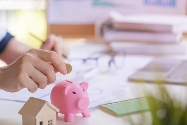 Unternehmer Oder Geschäftsmann Legen Geldmünzen Ein Sparschwein Konzept Des Sparen — Stockfoto