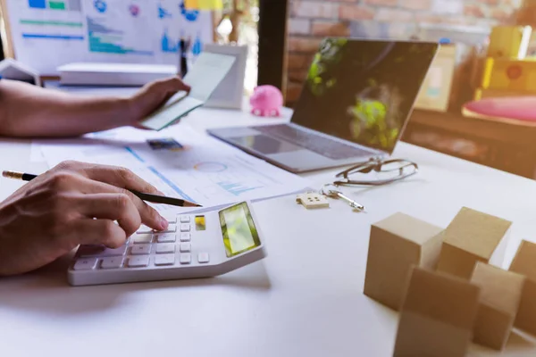 İş adamı ya da Profesyonel Girişimci iş kârı, ticaret karı ve teks hesaplar. İş geliştirme başarıya ve büyüyen büyüme konseptine.