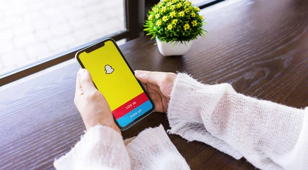 CHIANG MAI, THAILAND, 20 Mayıs 2021: Genç adam Apple iPhone XI ekranında Telegram Uygulaması 'nda mesaja başla. Telegram bir çevrimiçi sosyal medya ağıdır..