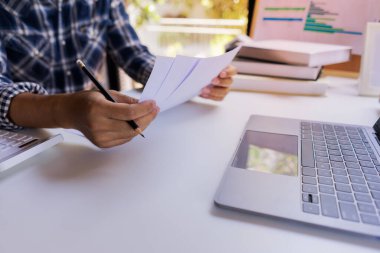 İş adamı muhasebeci veri finansmanı muhasebesi, mali bütçeyi analiz ediyor. İş mali muhasebe kavramı.