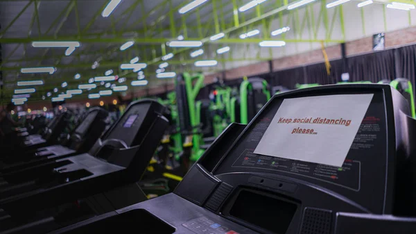 Yeni normal spor salonu ve spor salonu. Koşu bandında 