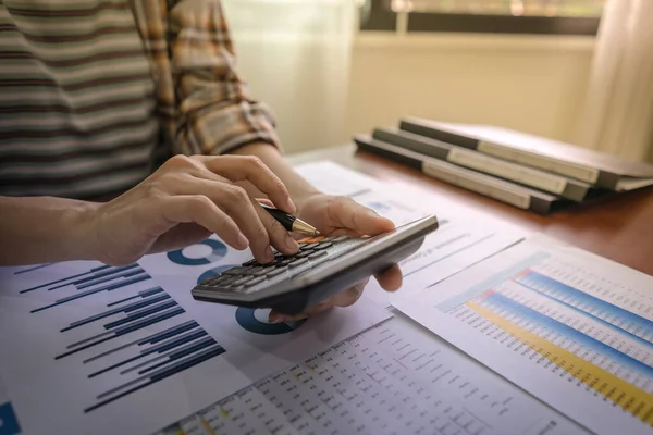 Matematik finansmanı için hesap makinesi kullanan iş kadını veya muhasebecinin kapatılması, şirketin ilerleme ve büyümesine, yatırım istatistiksel verilerine, mali ve vergi sistemleri kavramına adanmıştır..