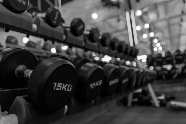 Spor salonunda raflarda bir sürü dambıl var. Arkaplan fitness ekipmanları. Egzersiz Makinesi kavramları.