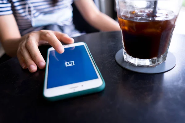 CHIANG MAI, THAILAND, 1 Ağustos 2021: İşsizlerin LinkedIn uygulamalarını kullanarak Kafe 'deki sosyal ağlar üzerinden iş başvurusunda bulunmaları için bir profil oluşturulması.