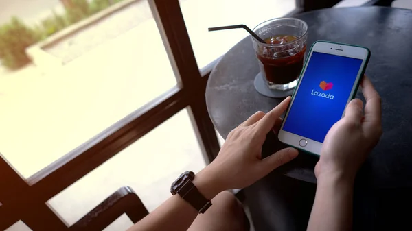 CHIANG MAI, THAILAND, 1 Ağustos 2021: Müşteriler Lazada üzerinden iPhone XI ile kahve dükkanından alışveriş yapıyorlar. Lazada, Smartphone için Ünlü Çevrimiçi Alışveriş Uygulamasıdır.