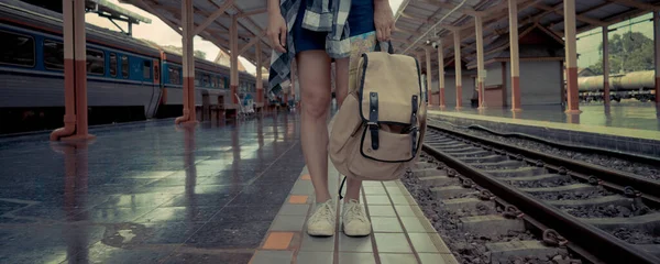 バナーWebページまたはカバーテンプレート 旅行のコンセプト バックパック付きの列車を待っている女性旅行者 鉄道駅で鉄道に近づく旅行地図 — ストック写真