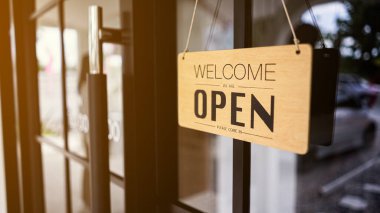 Kafe ya da restoran yeniden açılıyor ve üzerinde 