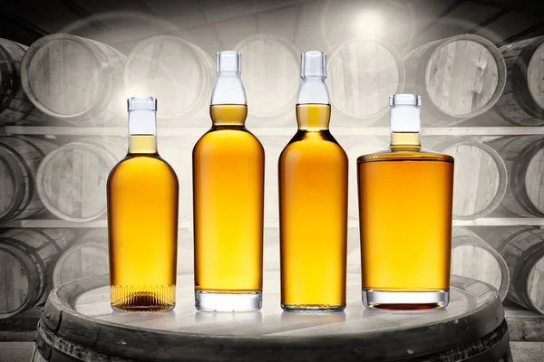 Flessen Gloeiende Amberkleurige Whisky Bovenop Een Oud Vat Een Zwart — Stockfoto