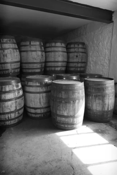 Vecchie Botti Whisky Bianco Nero Impilate Magazzino Pronto Riempirsi Spirito Foto Stock Royalty Free