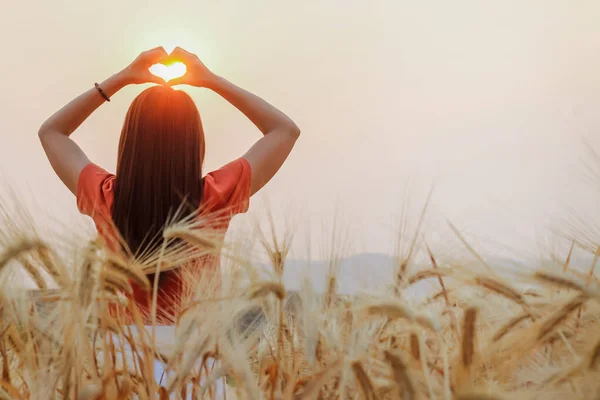 Die Mädchenhand Fertigte Morgen Ein Herzförmiges Symbol Über Den Goldenen — Stockfoto