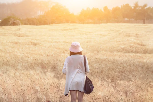 Eine Junge Frau Genießt Den Sommer Morgens Allein Über Dem — Stockfoto