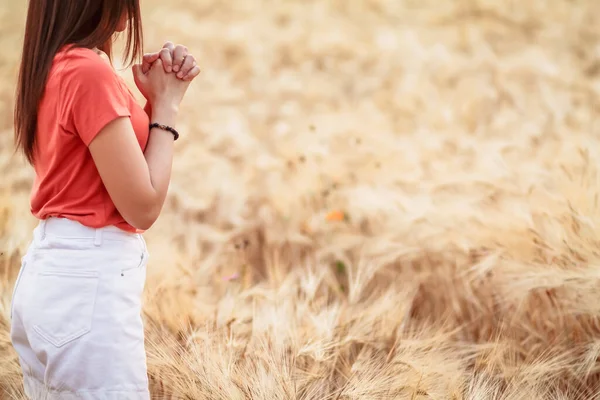 Ein Mädchen Mit Dem Glauben Gott Steht Auf Den Goldenen — Stockfoto